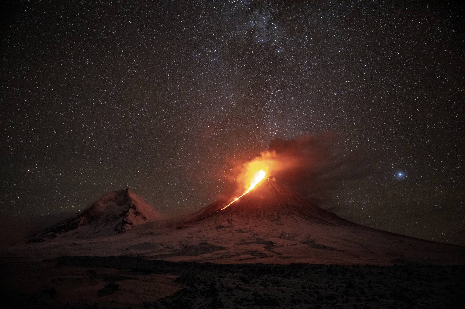 Звезды над вулканом Ключевская сопка на Камчатке Звезды над вулканом Ключевская сопка на Камчатке