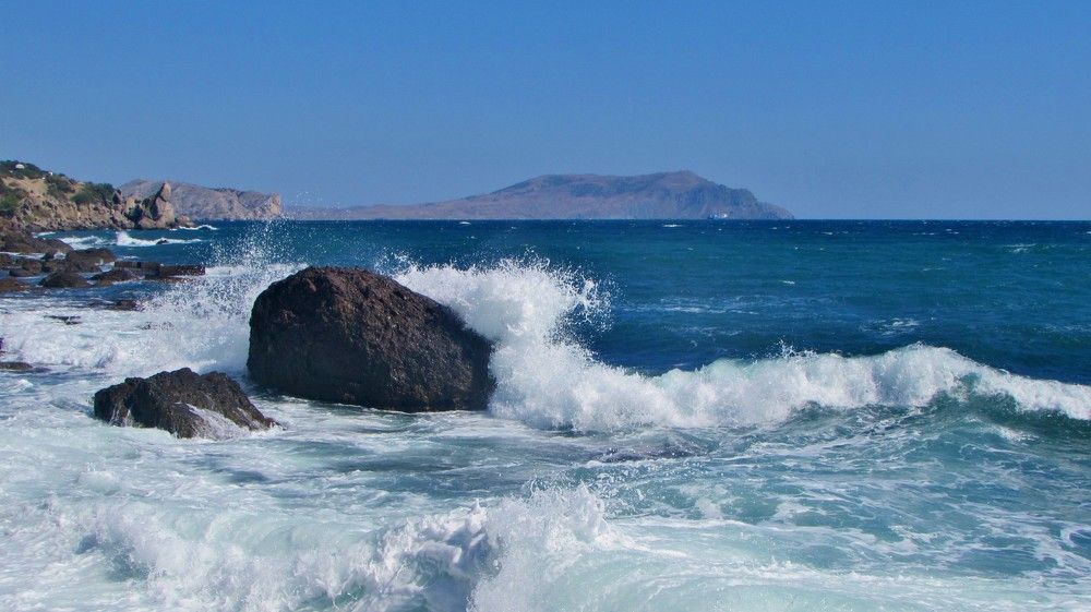 Шторм в Голубой бухте