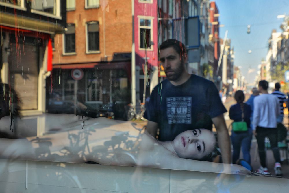 Отражение в витрине.