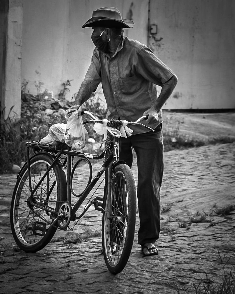 O HOMEM E A BICICLETA