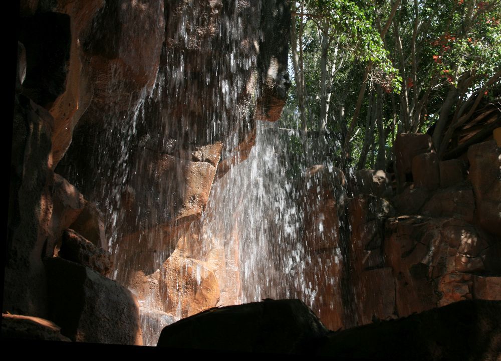 За водопадом.