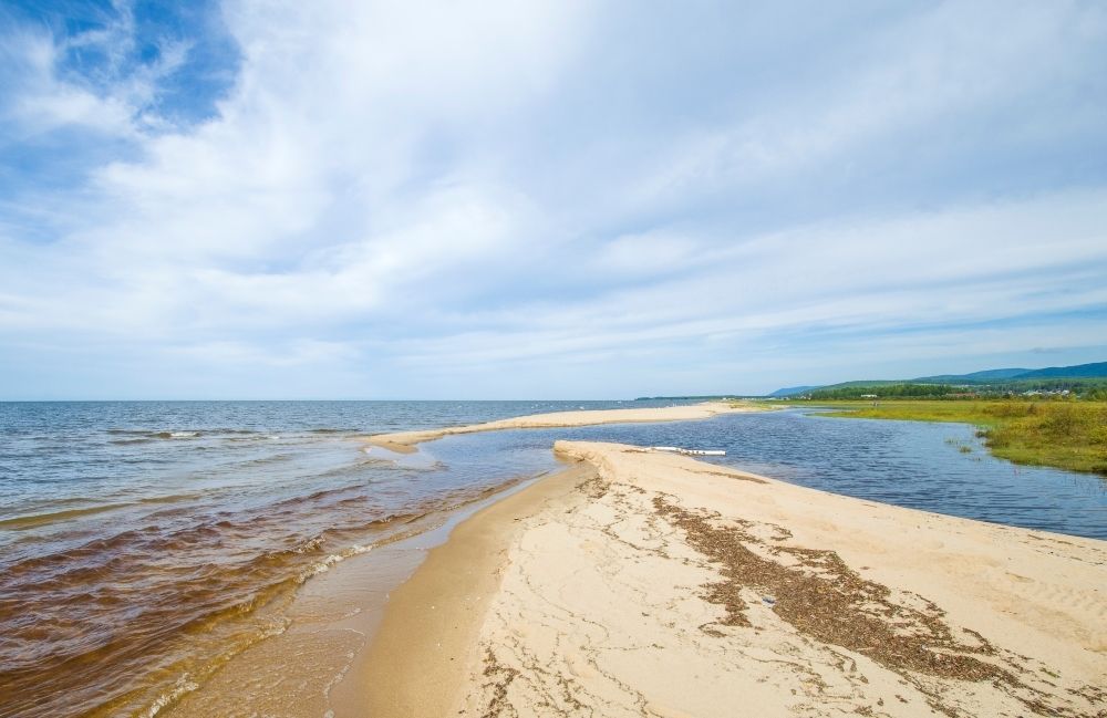 Ручей выпадающий в Байкал .