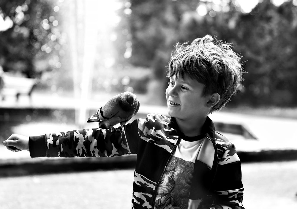 Мальчик с голубем.