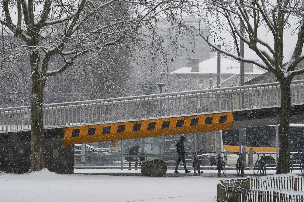 Город Гренобль под снегом