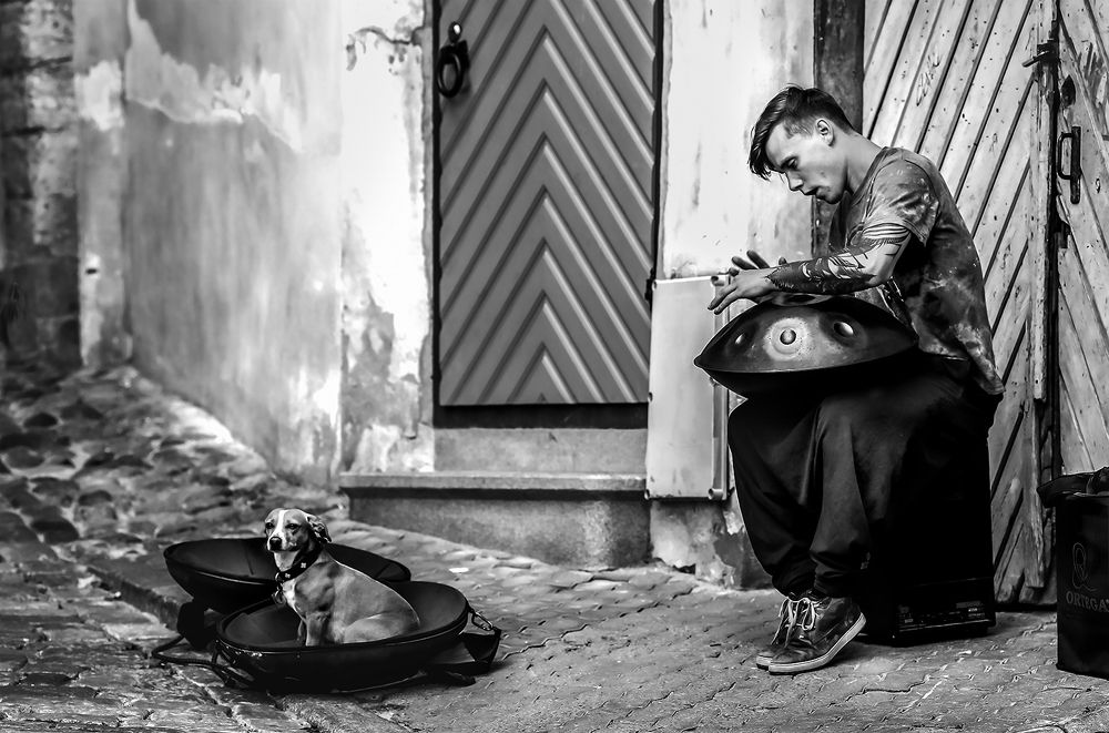 Уличный музыкант.