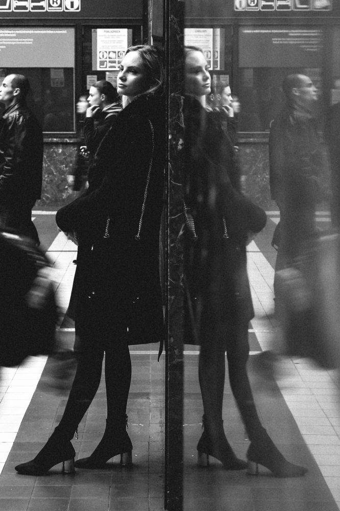Девушка в метро