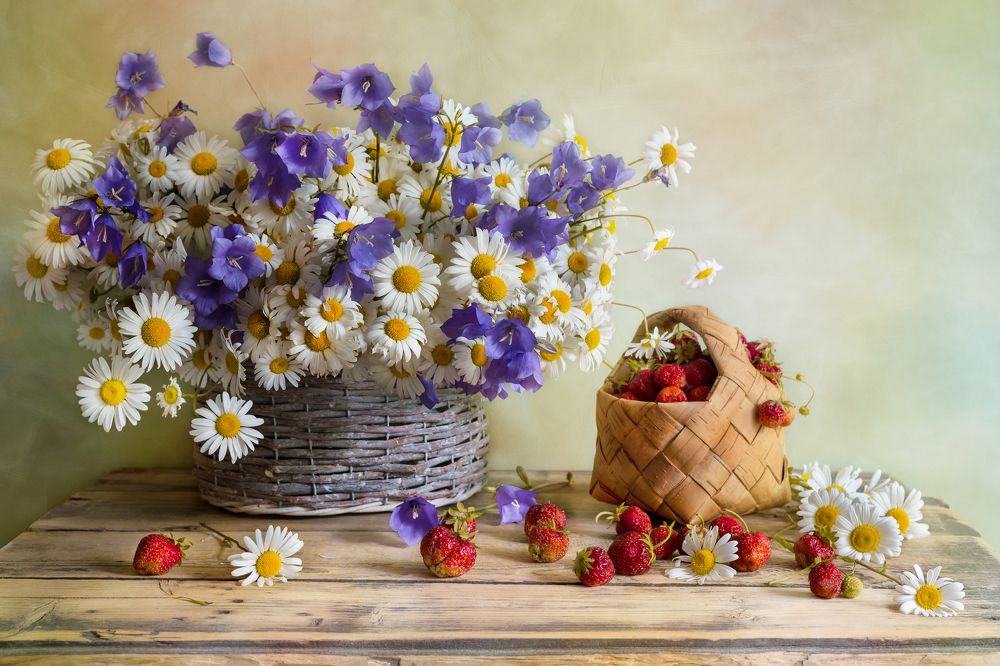 Лукошко с клубничкой