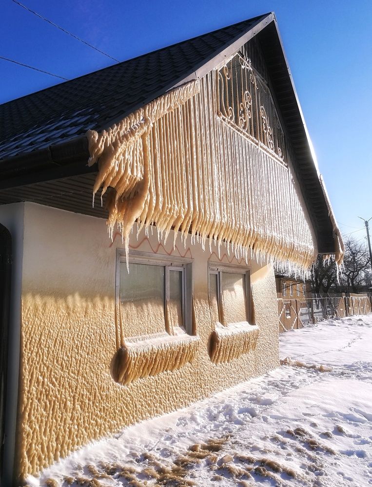 Потолок ледяной, дверь скрипучая))