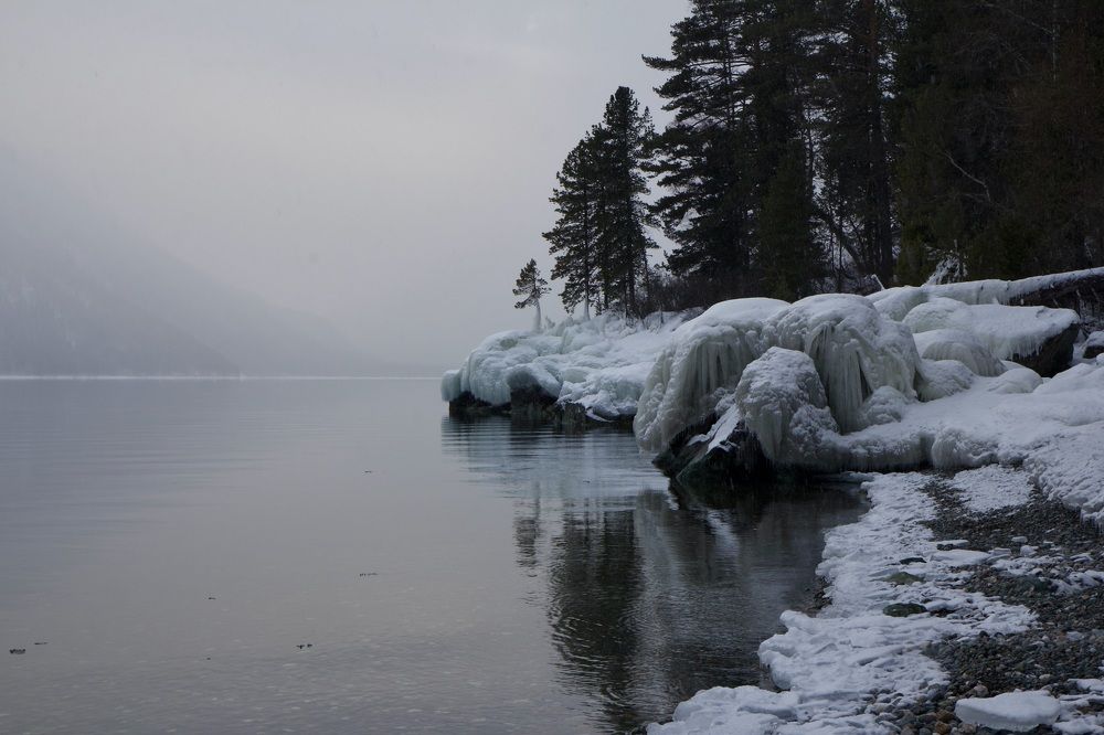 Ледяная красота на Телецком озере