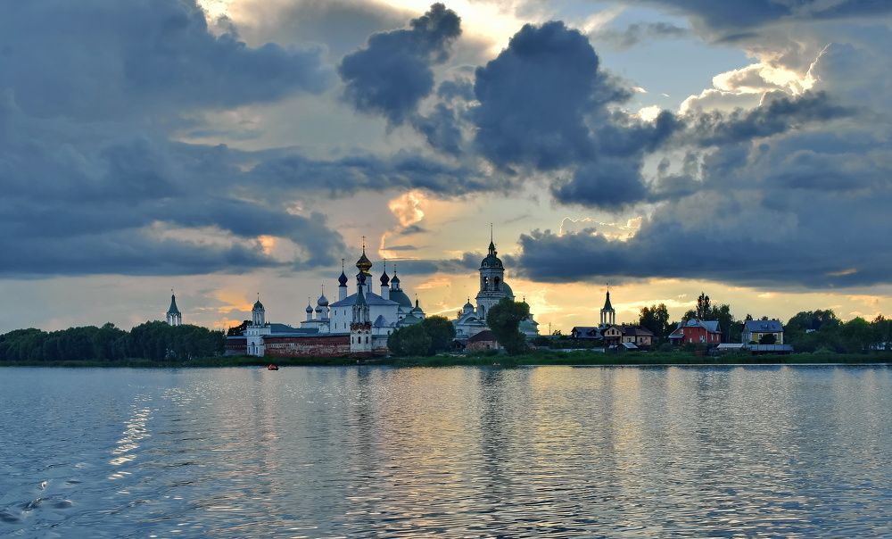 Монастырь на озере