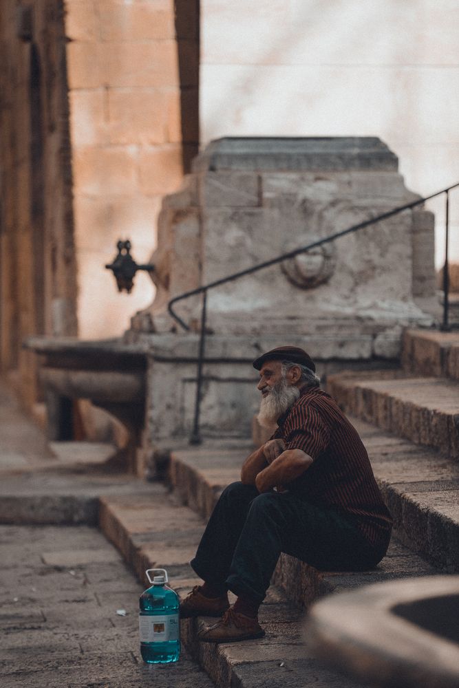 The old man on the stairs