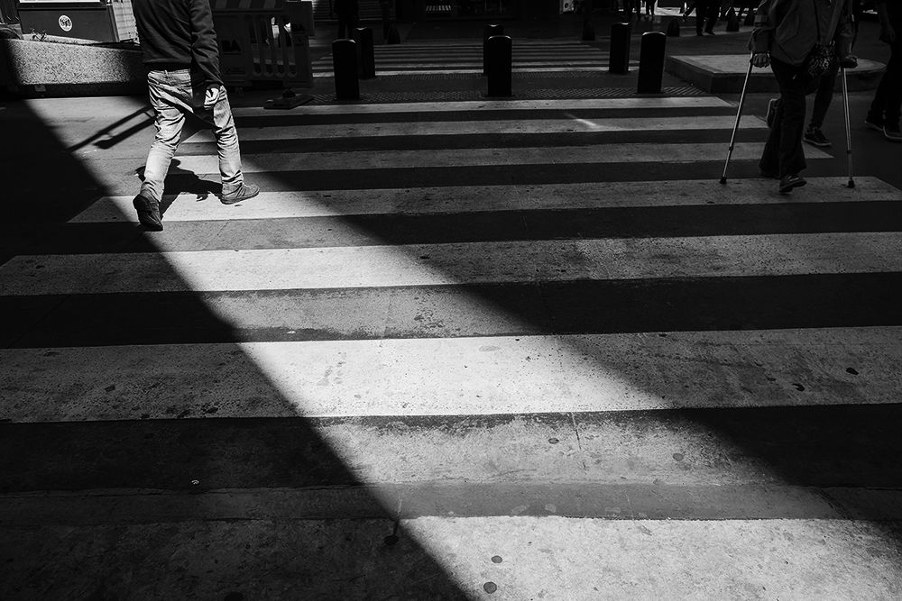 En las sombras (In the shadows.)