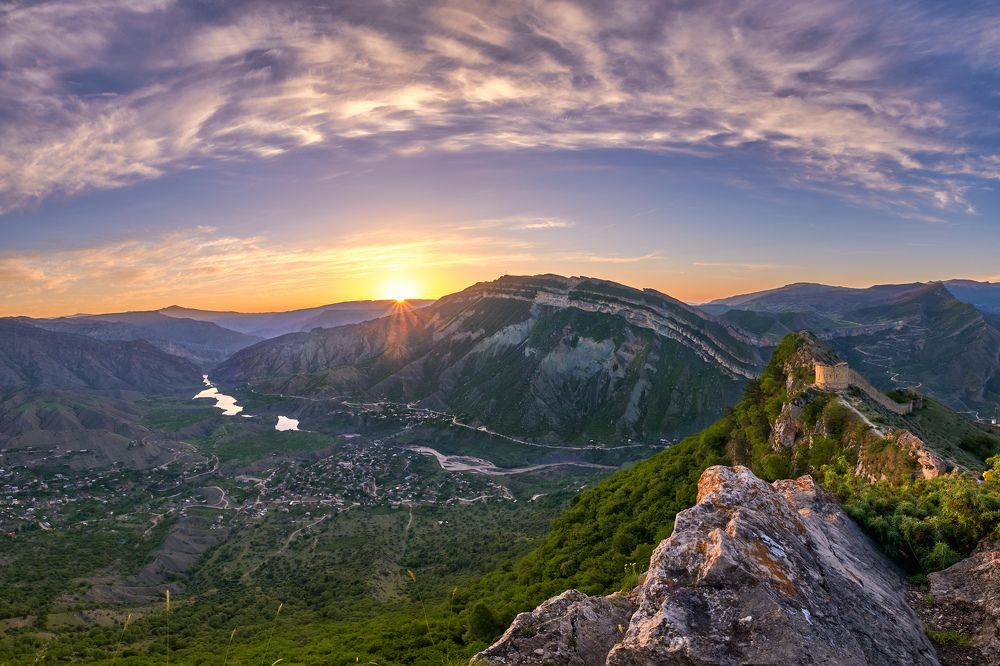 Долина Кара-койсу с видом на старую Гунибскую крепость.