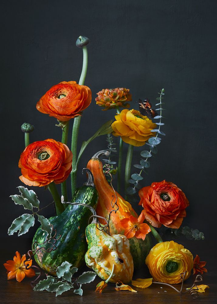 Декоративные тыквы и ранункулюсы