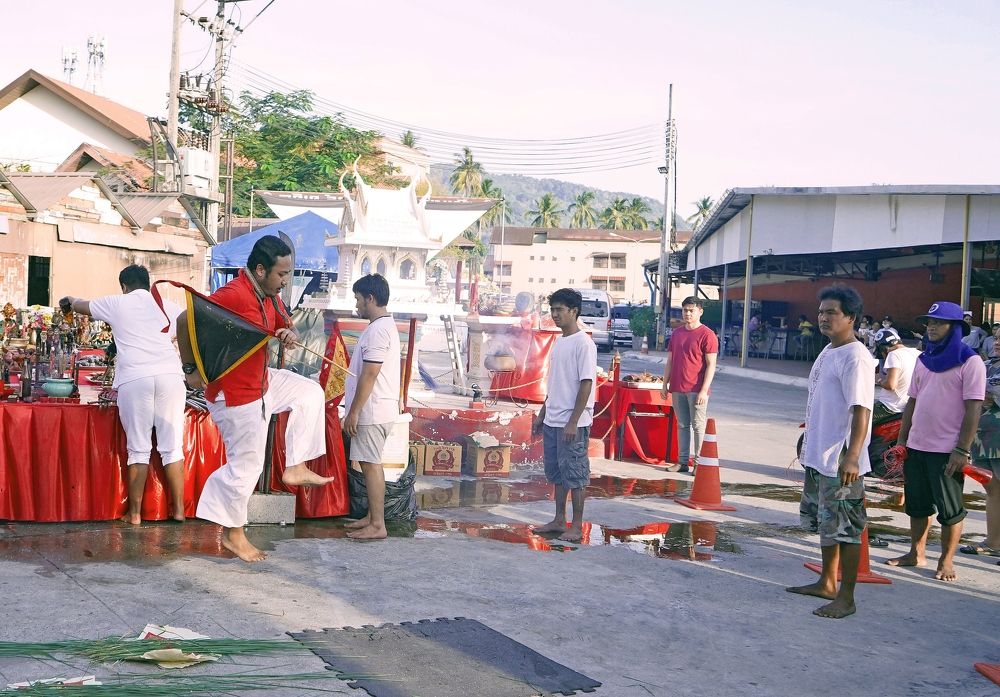 Ритуальные танцы на празднике в Тайланде.    Ritual dancing on a holiday in Thailand.