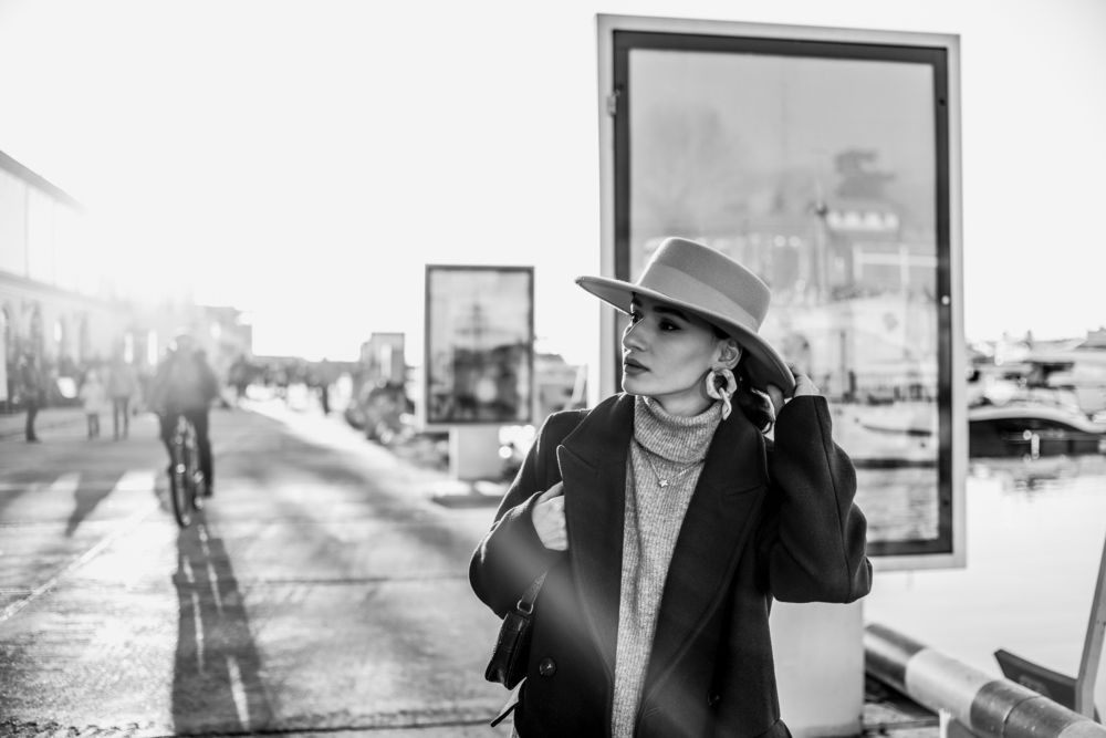 Девушка в шляпе. Прогулка по Сочи.