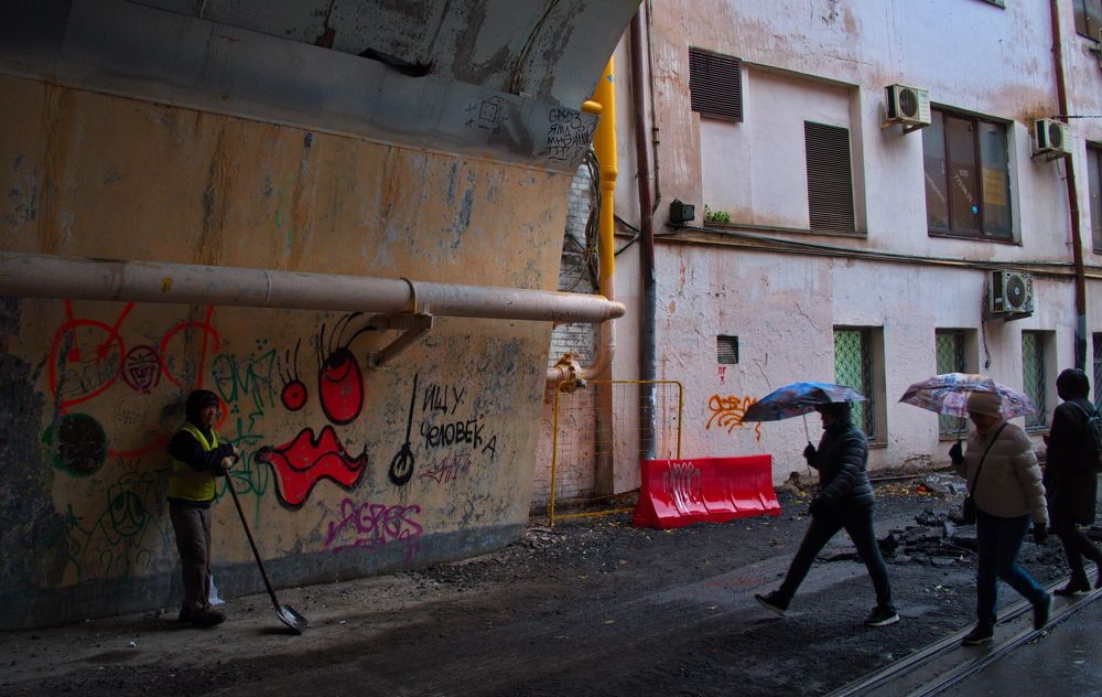 Прячась от дождя