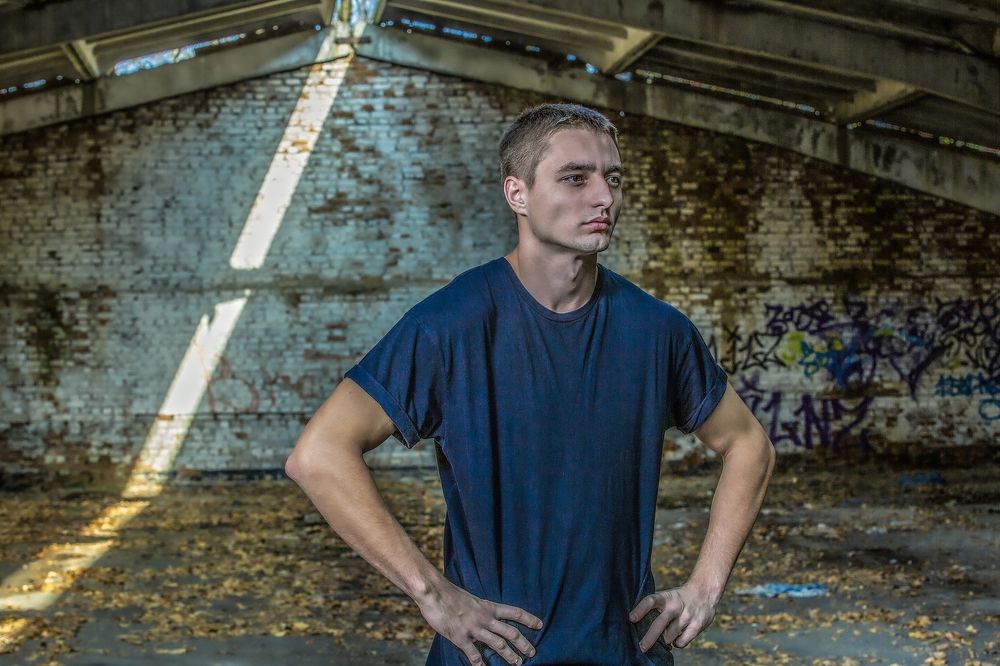 В заброшенном ангаре