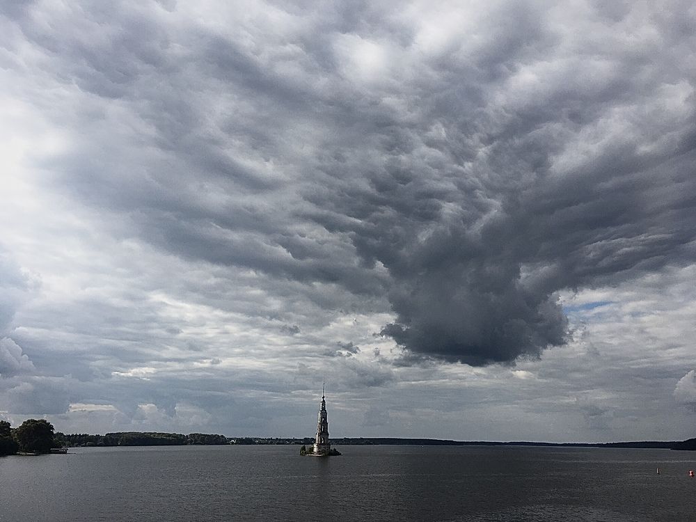 смерч над Калязинской колокольней