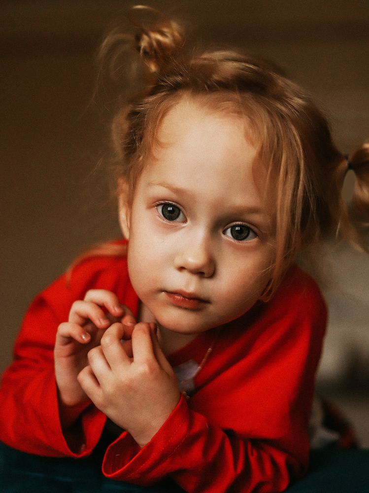 Малышка в красном