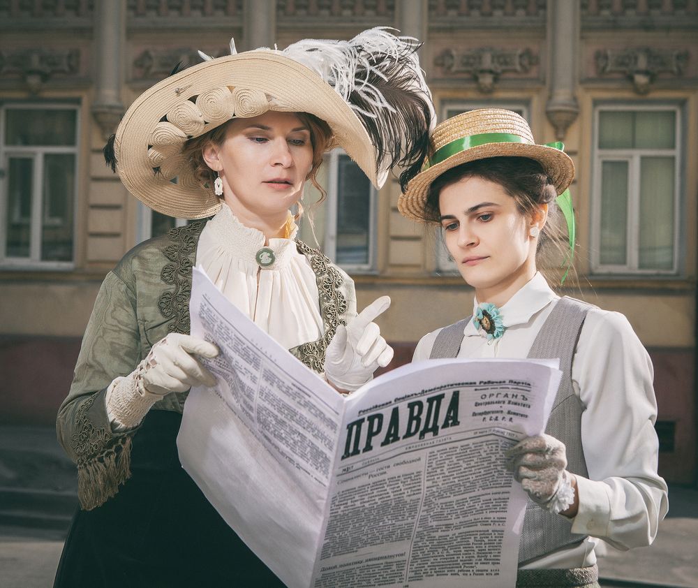 Клара Цеткин и Роза Люксембург читают газету