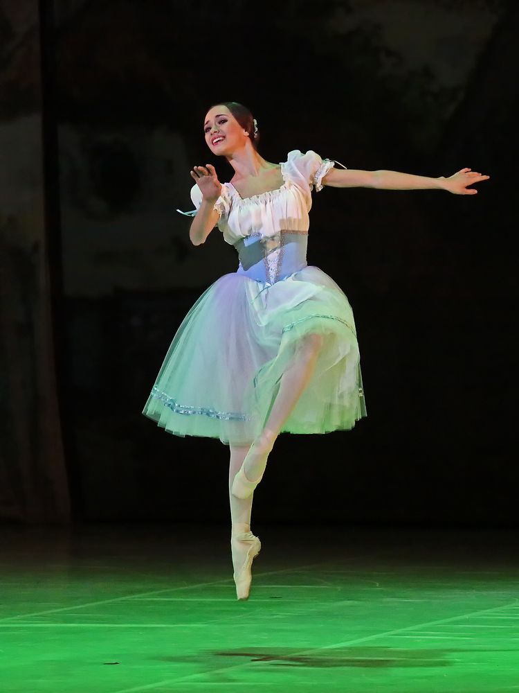 Парить в прыжке - такое подвластно только балерине.