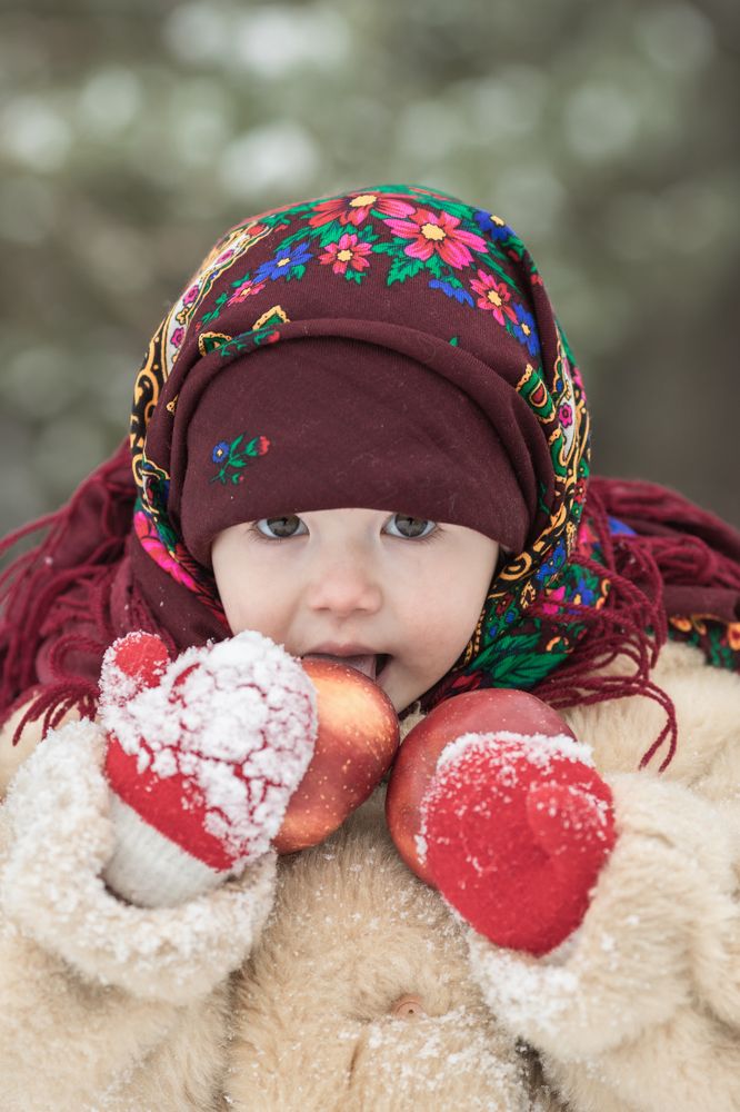 Девочка с яблоками