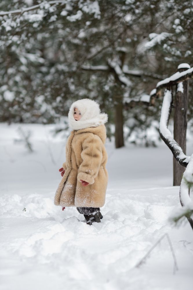 Девочка в зимнем лесу