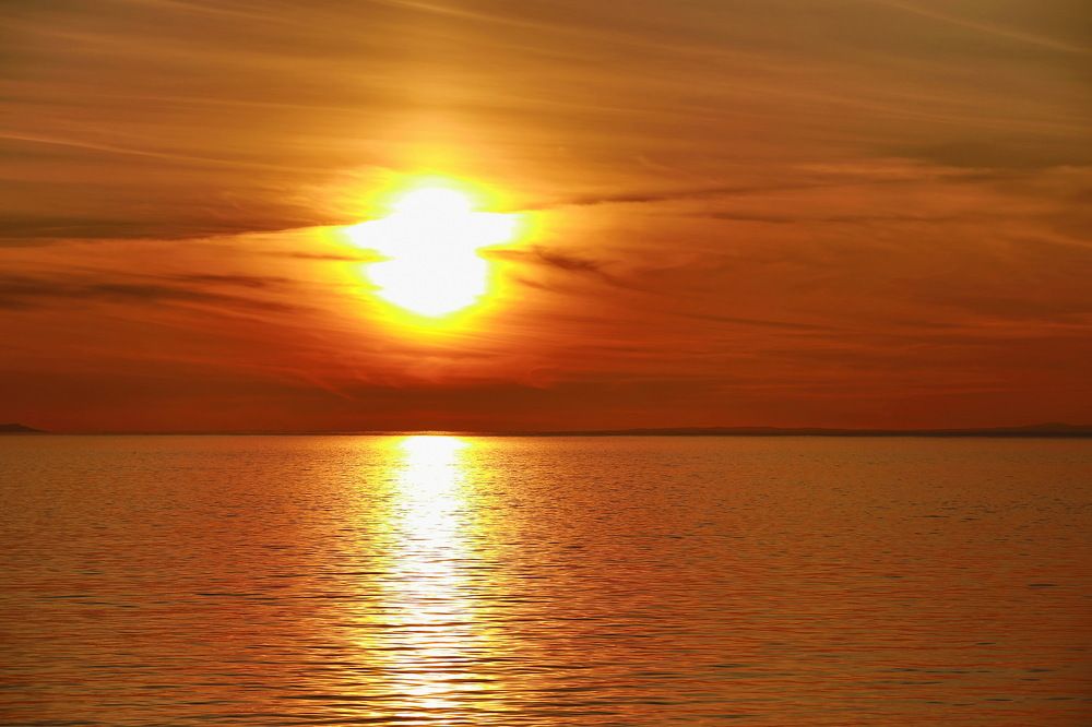 "Солнечный ангел". Закат над Охотским морем.