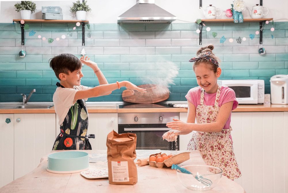 Мы маме помогаем.