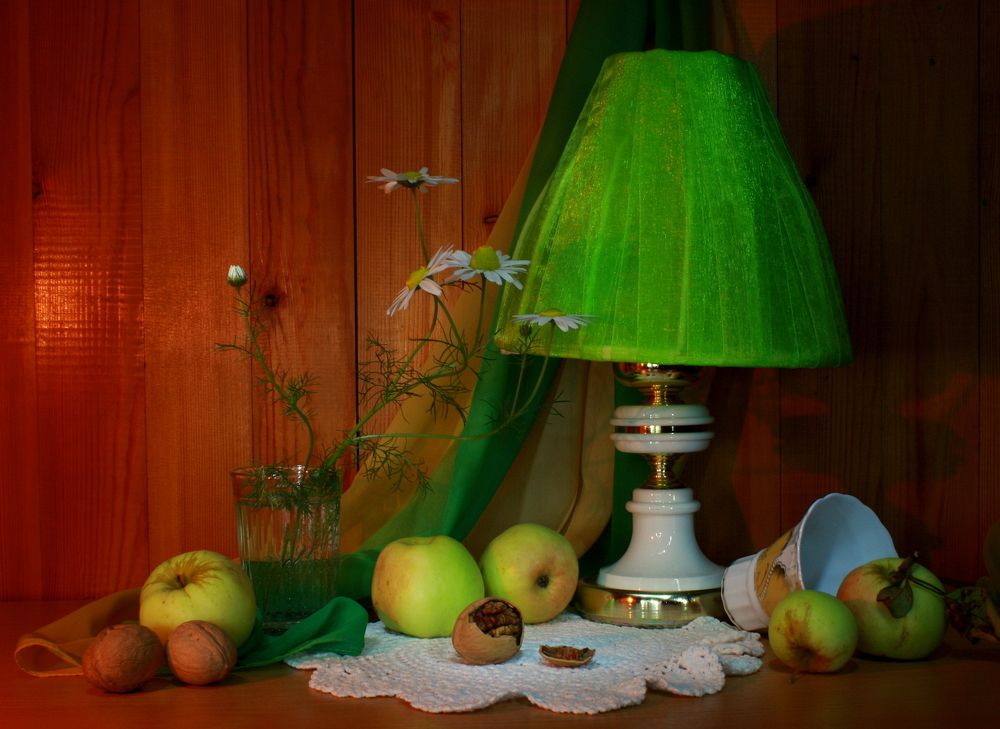 Осенний натюрморт с зеленой лампой
