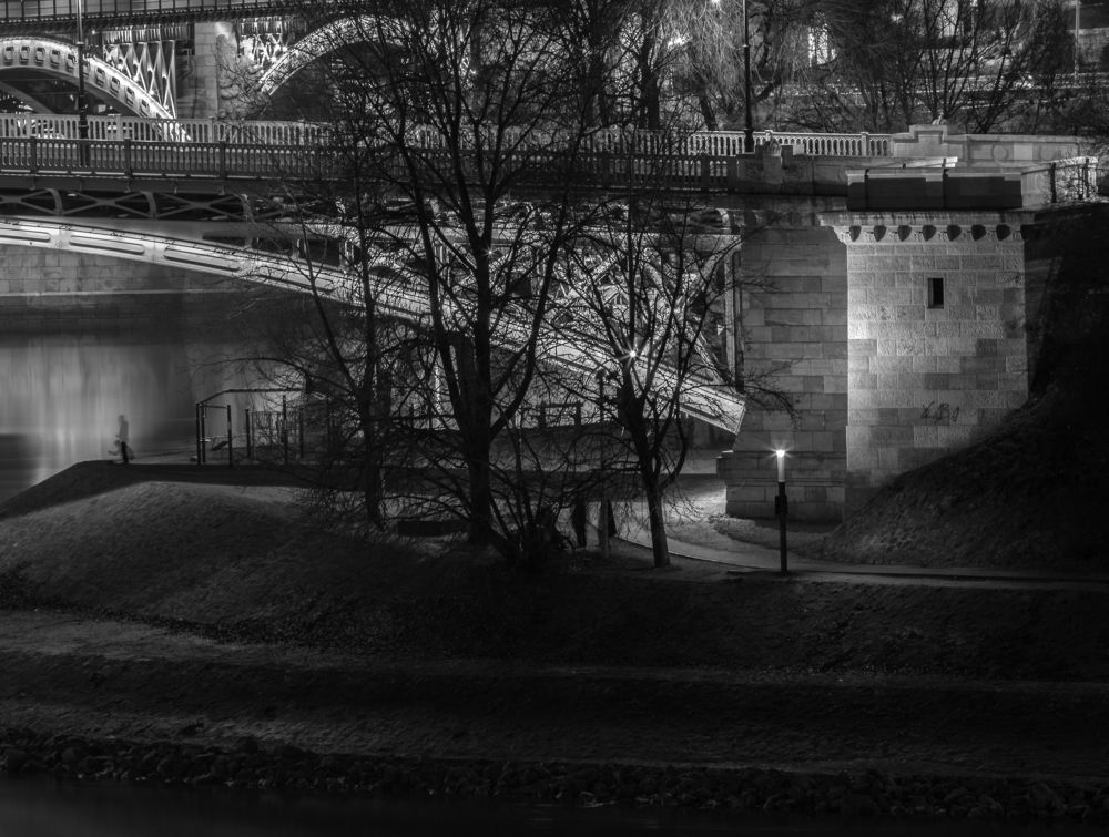 In the evening under the bridge