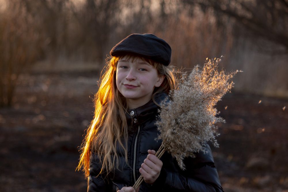 Девочка на закате солнца