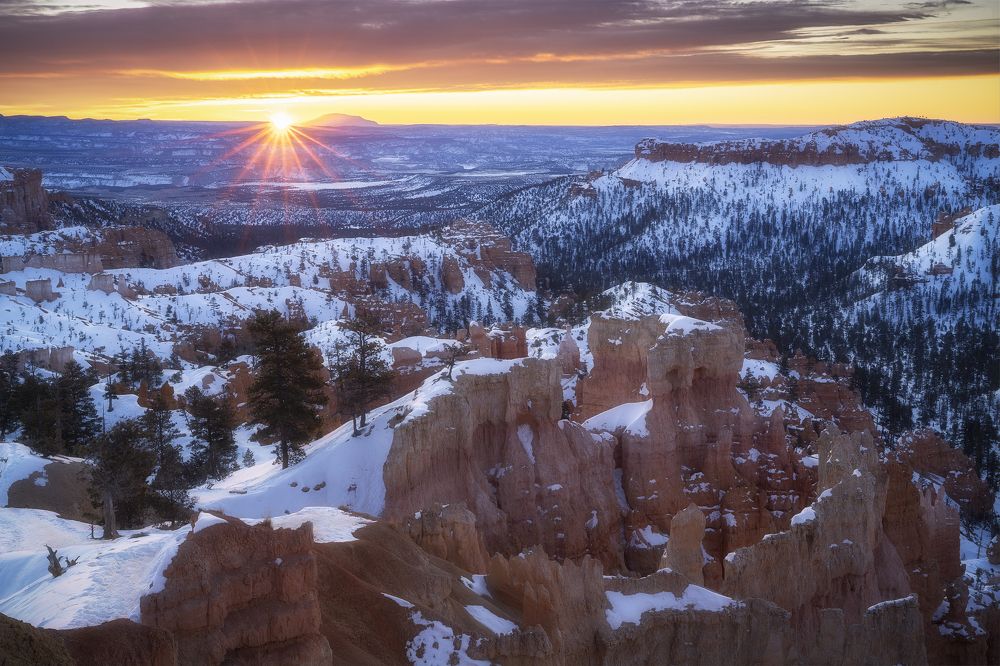 Sun rays over Bryce canyon