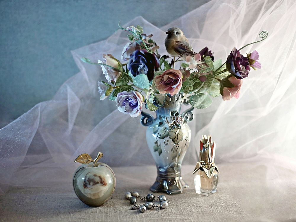 Натюрморт с птичкой.