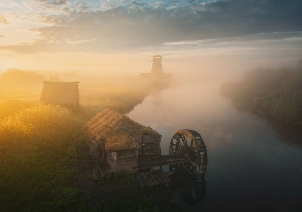 Утренний пейзаж с мельницами
