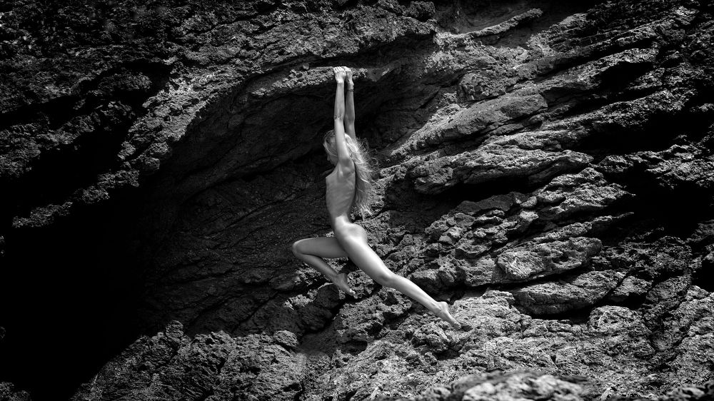 Девушка и скалы