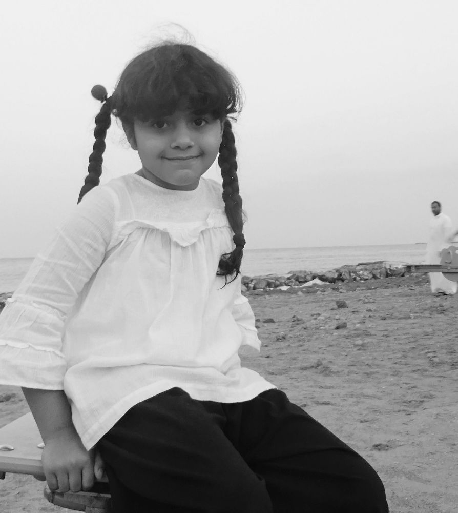 Девочка у моря.