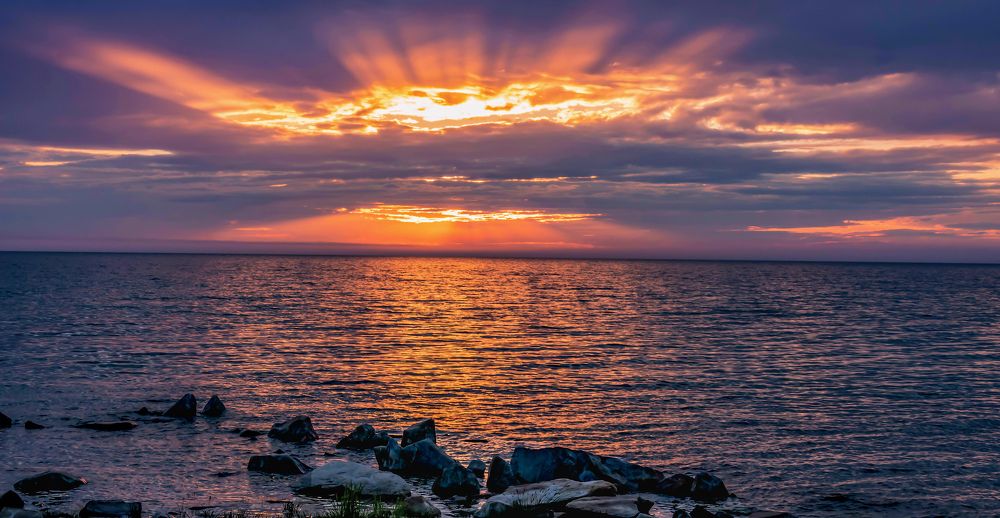 Солнечная корона заката над Байкалом.