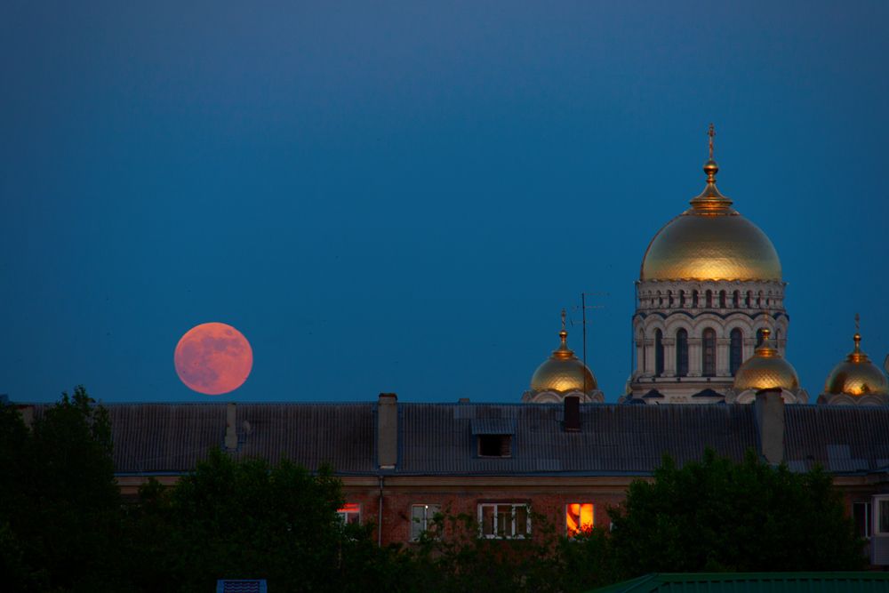 Розовая луна над Новочеркасском
