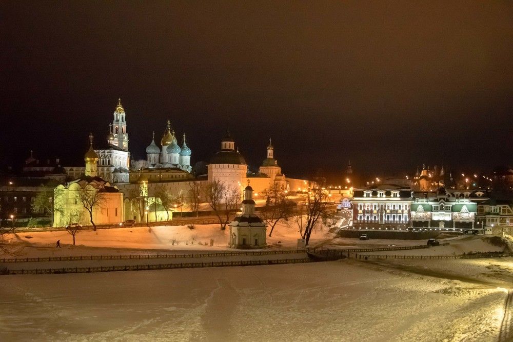 Троице-Сергиева Лавра в ночном зимнем свете