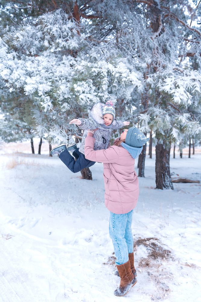 Семейная прогулка по лесу