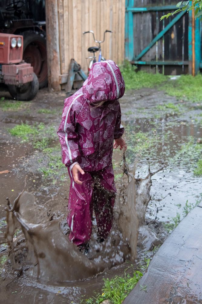 Детский восторг в дождливую погоду