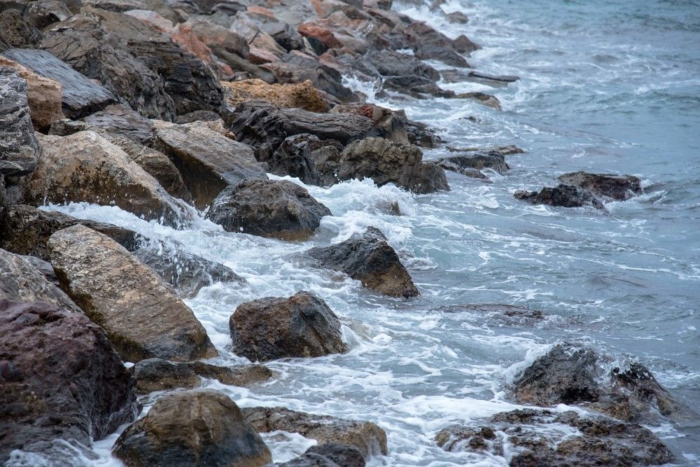 Волны бьются о камни