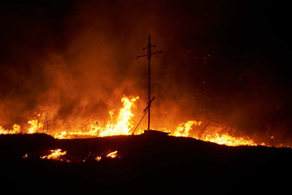 крест в огне