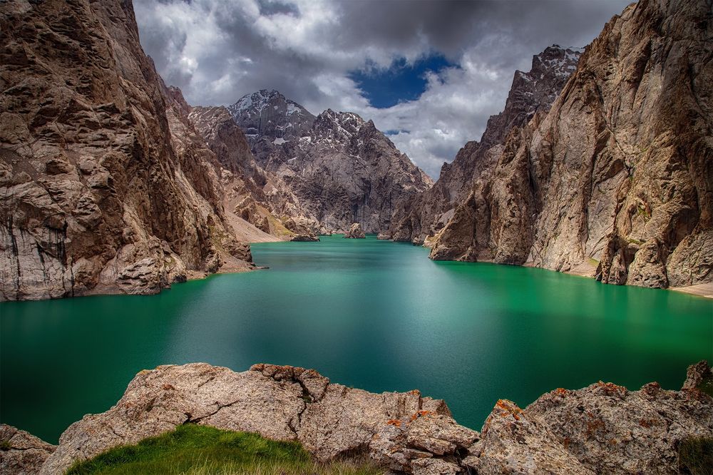 Изумруд в каменной оправе