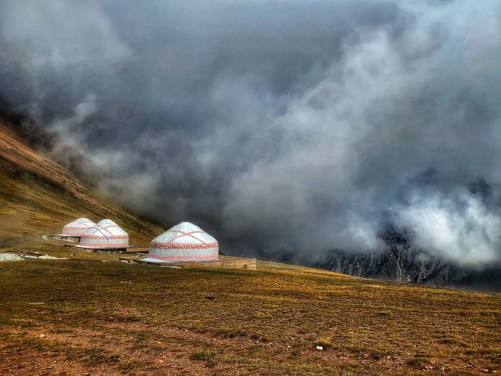 Юрты в облаках