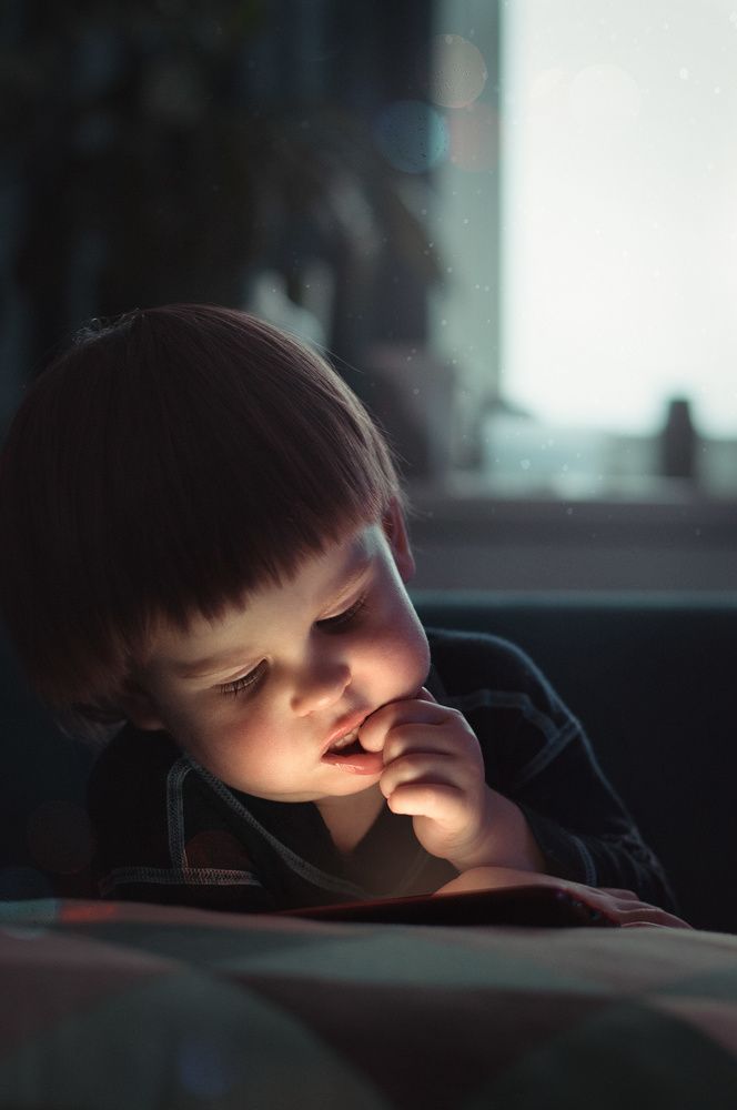 Мальчик и смартфон