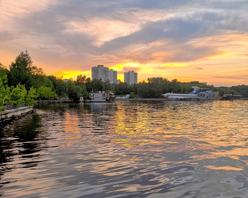 Химкинское водохранилище...