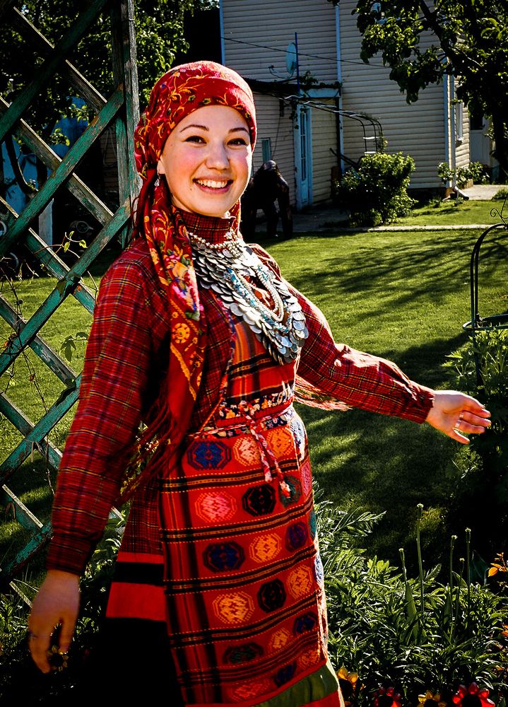 Весёлая певунья.